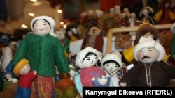 Берлиндеги көргөзмөгө коюлган кыргыз куурчактар