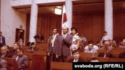 24 жніўня 1991 г. Пачатак Сэсіі Незалежнасьці. Гаворыць Зянон Пазьняк. Побач Валянцін Голубеў; са сьцягам Вольга Галубовіч. (Кінакадар)