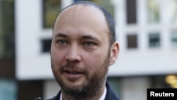 2010-жылдагы элдик толкундоодон кийин бийликтен кетирилген мурдагы кыргыз президентинин уулу - Максим Бакиев.