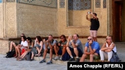 Бұқара қаласында жүрген туристтер. Өзбекстан, 2018 жыл