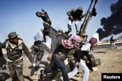 კადაფის მოწინააღმდეგე ძალების მეომრები. 2011 წელი. ქალაქ მისურატას მისადგომები.