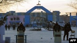 Полицейские стоят на площади в Жанаозене. 18 декабря 2011 года.