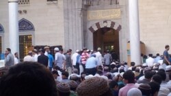 Diňle: Remezan aýynda metjitlerdäki üýşmeleňlere gözegçilik artdy, dinçileriň mobil telefonlary elinden alynýar