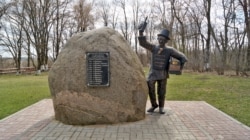 Месца адпачынку на замкавай гары Слаўгараду таксама бязьлюднае. Памятны знак Прапойску (гістарычная назва Слаўгараду)