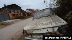 Желтый домик на заднем плане - часть участка гендиректора "Спартака"