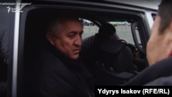 Жалил Атамбаев Ыдырыс Исаковдун суроолоруна жооп берип жаткан учур.