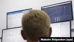 Криптобиржаны карап турган киши.