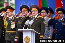 Аляксандар Лукашэнка зь сілавікамі на парадзе, 2018