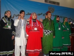 گروهی از دختران و پسران ناشنوا که در برنامه های فرهنگی و هنری نیز سهم می گرفتند