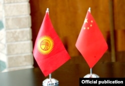 Флаги КР и КНР.