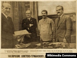 Молотов-Рибентроп пактына кол коюу учуру. 1939.