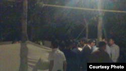 Пахта теримига борган теримчиларга кечки овқат тарқатилмоқда.