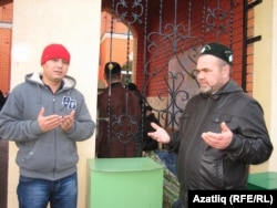 Зөфәр Ибатуллин (у) дога кыла