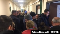 Pacientët duke pritur korridoreve në njërën nga klinikat e QKUK-së.