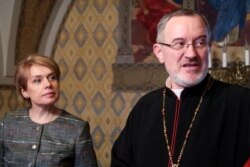 Єпископ Мукачівської греко-католицької єпархії Мілан Шашік і тодішній міністр освіти і науки Лілія Гриневич в єпископській каплиці