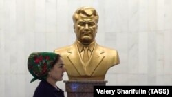 Женщина проходит мимо бюста президента Туркменистана Гурбангулы Бердымухамедова на избирательном участке во время президентских выборов в Ашхабаде, 12 февраля 2017 года.