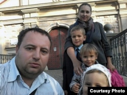 Тата Глеб зь сямʼёй