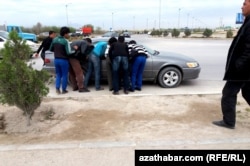 Aşgabatda bir döwür "gul bazar" atlandyrylan zähmet bazarynda işçiler gündelik gazanç etmek üçin iş gözleýär. Arhiw suraty.