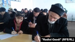 Гуломхайдар Искандаров записывает лекцию