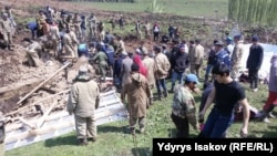 Поиски тел погибших под завалами оползня в селе Аюу-Сай.