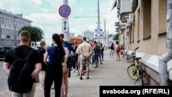 Чарга ў краму Symbal.by, архіўнае фота