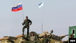 Руски војници се подготвуваат да напуштат контролен пункт во близина на грузиското село Надарбазеви, 07 октомври 2008 година