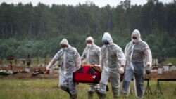 Коронавирустан каза болгон адамдын сөөгүн жерге берип жатышат. Санкт-Петербург. 30-июнь, 2020-жыл.