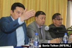 Представитель партии «Нур Отан» Жарас Демеев (слева первый) выступает на собрании с рабочими нефтяной компании ЮВСГ. Актау, 12 февраля 2015 года.