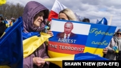 Demonstrație de solidaritate cu Ucraina la Washington, la câteva zile după invazia rusă din 2022. Asemenea manifestații s-au mai ținut de multe ori, de atunci, în capitala federală a SUA.