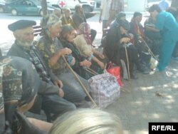 სამხედრო ტყვეებზე გაცვლილი მოქალაქეები ჰოსპიტლის ეზოში. 22 აგვისტო, 2008 წ.