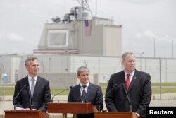 Генеральный секретарь НАТО Йенс Столтенберг (слева), премьер-министр Румынии Дачиан Чолош (в центре) и заместитель генсекретаря НАТО Роберт Ворк во время торжественной церемонии на авиабазе Девеселу. 12 мая 2016 года