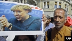 Migranti sa posterom Angele Merkel, Budimpešta, septembar 2015.