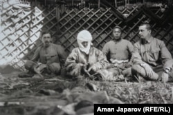 Курманжан датка Карл Густаф Эмил Маннергейм (оңдо) менен. 1906.