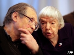 სერგეი კოვალიოვი თავის თანამებრძოლთან, ლუდმილა ალექსეევასთან ერთად. 2011 წ.