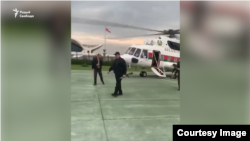 28 жніўня 2020 глду Лукашэнка з аўтаматам прыляцеў у рэзыдэнцыю, а 30 жніўня ён зьявіўся з аўтаматам і ў камізэльцы ля Палаца незалежнасьці ў Менску