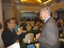 Манас таануучулар Такао Нишиваки (солдо) менен Карл Райхл. Бээжин ш. 19.10.2015.