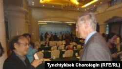 Бээжин шаарында 2015-жылдын тогуздун айынын 19-20унда өткөрүлгөн “Жуңгодогу уйгур дастандары боюнча эл аралык туңгуч илимий жыйынга” катышкан профессорлор Такао Нишиваки (солдо) жана Карл Райхл. КЭР. 19.10.2015.