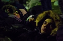 Disa migrantë në Serbi duke qëndruar në rrugë - Foto nga arkivi