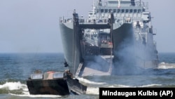 Кораблі ВМС Польщі та морські піхотинці США беруть участь у десантній операції під час військових навчань НАТО у Балтійському морі поблизу Клайпеди, Литва, 4 червня 2018 року