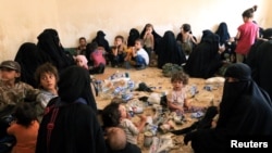 "Иcлам мамлекети" тобунун согушкерлеринин үй-бүлө мүчөлөрү. Тал-Афар, 30-август, 2017