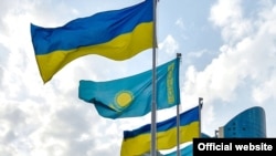 Казакстандын жана Украинанын туусу. Астана шаары, Казакстан. (архивдик сүрөт)