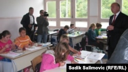 Osnovna škola u Konjević Polju, Goran Mutabdžija sa đacima