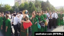 Türkmenistanda mekdep okuwçylary sapak wagtynda dürli çärelere gatnaşmaga mejbur edilýär. 