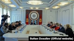 Алмазбек Атамбаев на встрече с наблюдателями. Бишкек, 16 октября 2017 года.