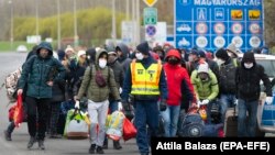 Венгр-украин чек арасындагы украиналык мигранттар, 30-март 2020-жыл.