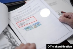 Еще на одном документе можно рассмотреть подпись адвоката из Белиза.