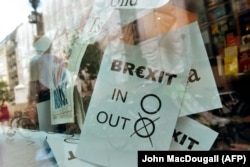 Britaniýada ses berijiler syýasy we ykdysady netijeleri hakda edilen çynlakaý duýduryşlara garaman, ýurdy gepleşikler arkaly Ýewropa Bileleşiginden çykarmaly diýip ses berdiler.