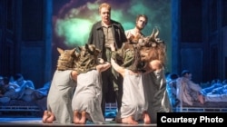 Пастернактын "Доктор Живаго" романына негизделген оюн Германиядагы Регенсбург театрында коюлган учур.