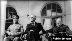 Солдон оңго карай: Иосиф Сталин, Франклин Рузвелт, Уинстон Черчил, 1943-жыл