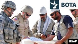 Inxhinierë amerikanë dhe afganë më 2008 në provincën afgane Farah.
